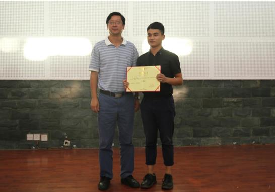 副校长石维富为“创业之星”决赛第一名颁奖