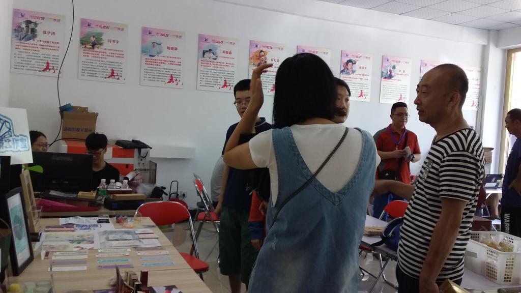 带领参观俱乐部创业团队成果